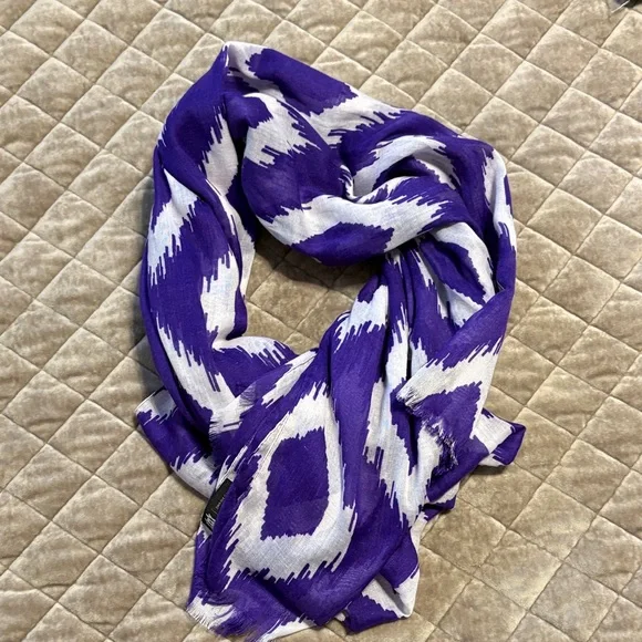 Purple and White Geometric Scarf - Picture 4 of 5